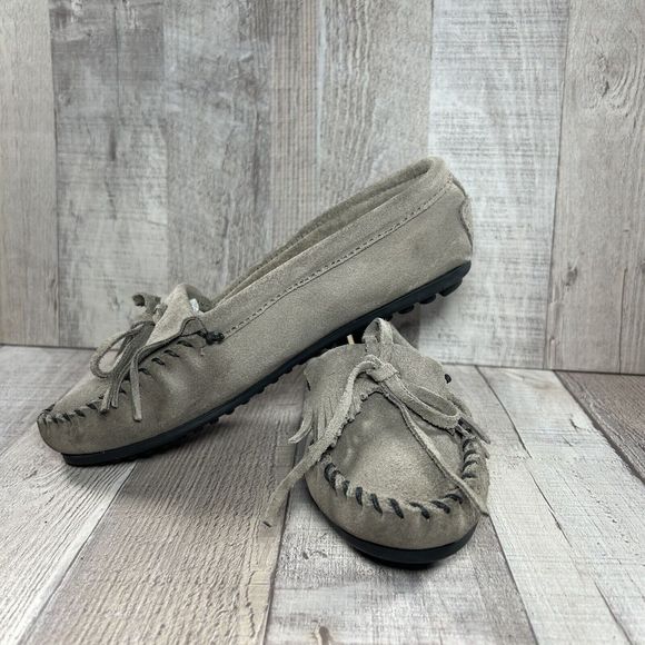 Minnetonka Women's Kilty Hardsole Suede Moccasin Loafer Slip On Gray Size 6.5 - Picture 2 of 12